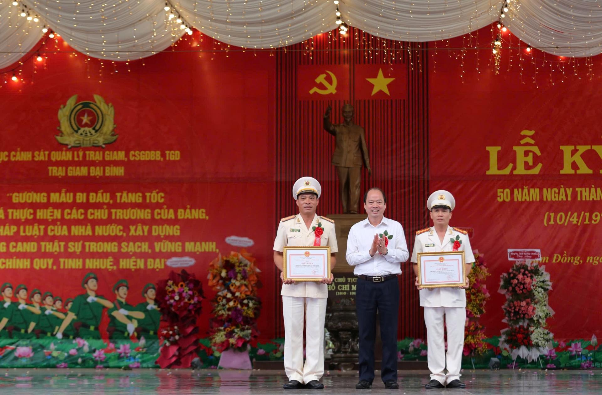 Lãnh đạo huyện Bảo Lâm trao tặng giấy khen cho các tập thể, cá nhân