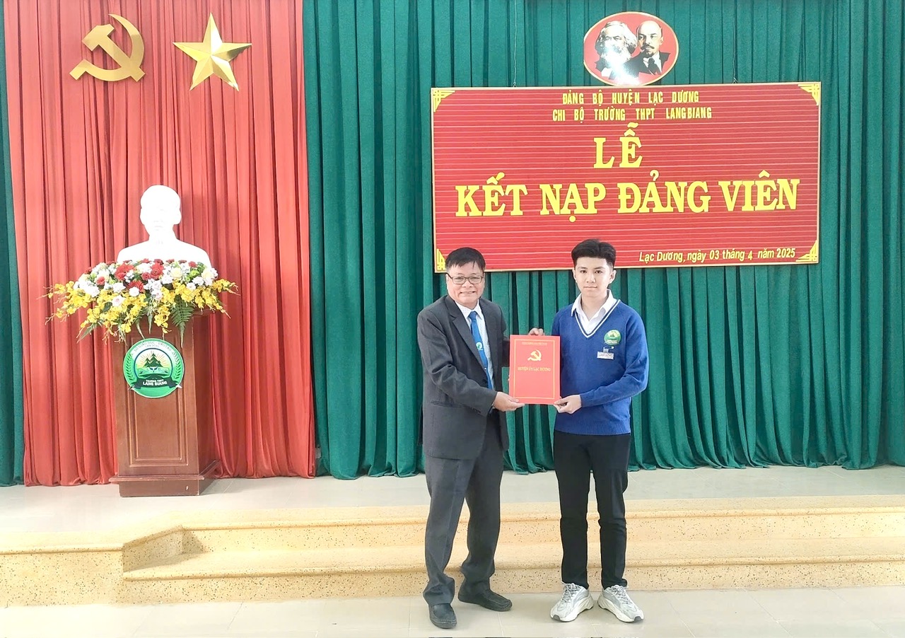 Thầy Đặng Thành Long – Bí thư Chi bộ, Hiệu trưởng nhà trường.