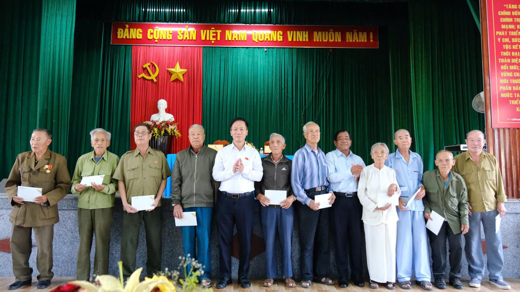 Đồng chí Lâm Văn Đoan trao tặng quà cho các gia đình chính sách tiêu biểu, người có công với cách mạng