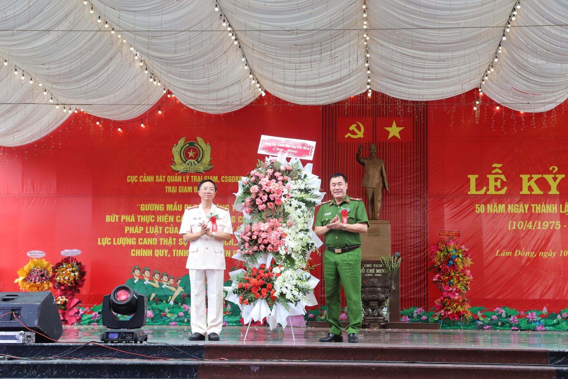 Thiếu tướng Phạm Văn Thân - Phó Bí thư Đảng ủy, Phó Cục trưởng Cục C10  tặng hoa chúc mừng Ban giám thị Trại giam Đại Bình