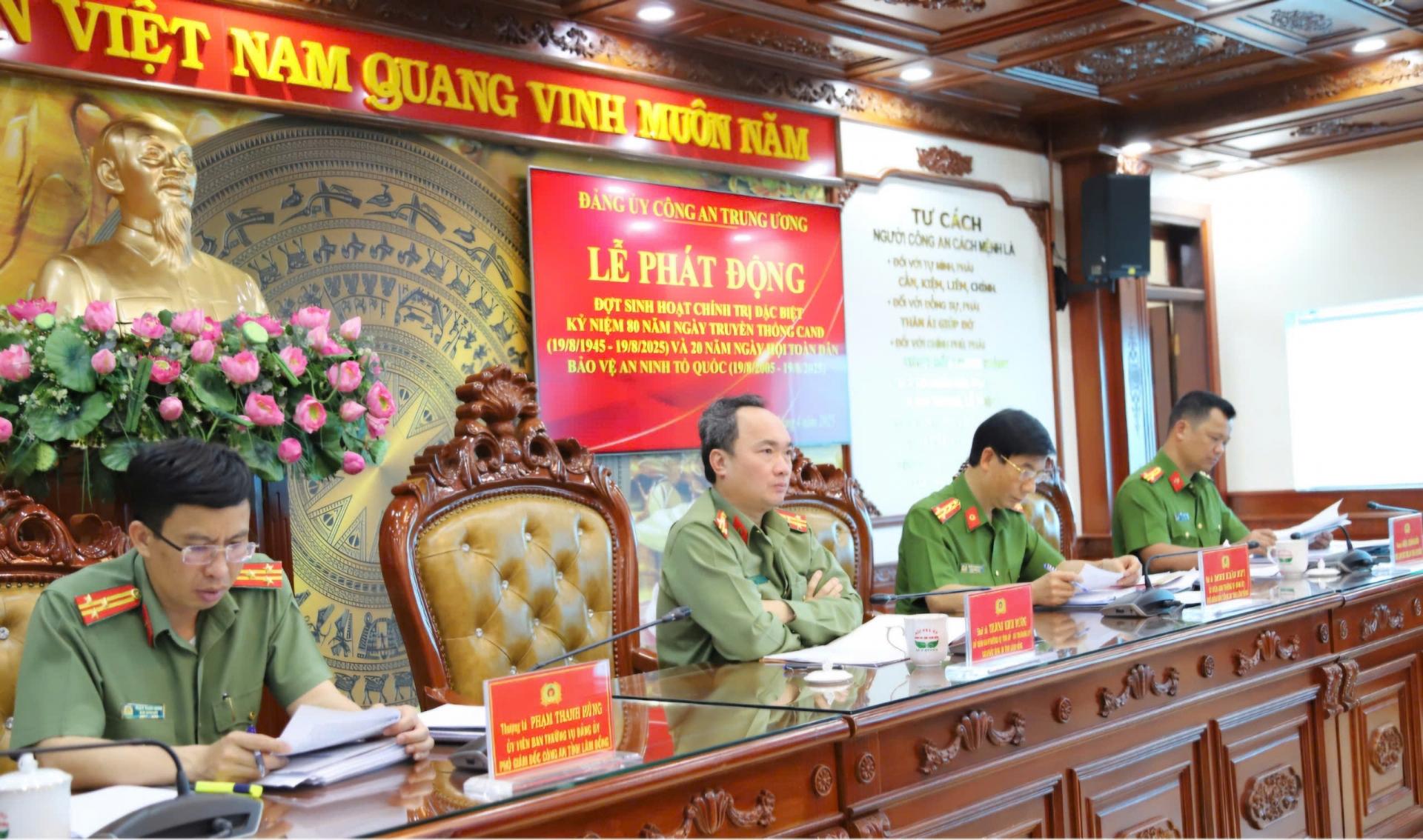Đại tá Trương Minh Đương - Ủy viên Ban thường vụ Tỉnh ủy, Bí thư Đảng ủy, Giám đốc Công an tỉnh dự và chủ trì buổi lễ tại điểm cầu Công an tỉnh (Thứ 2 từ trái qua)