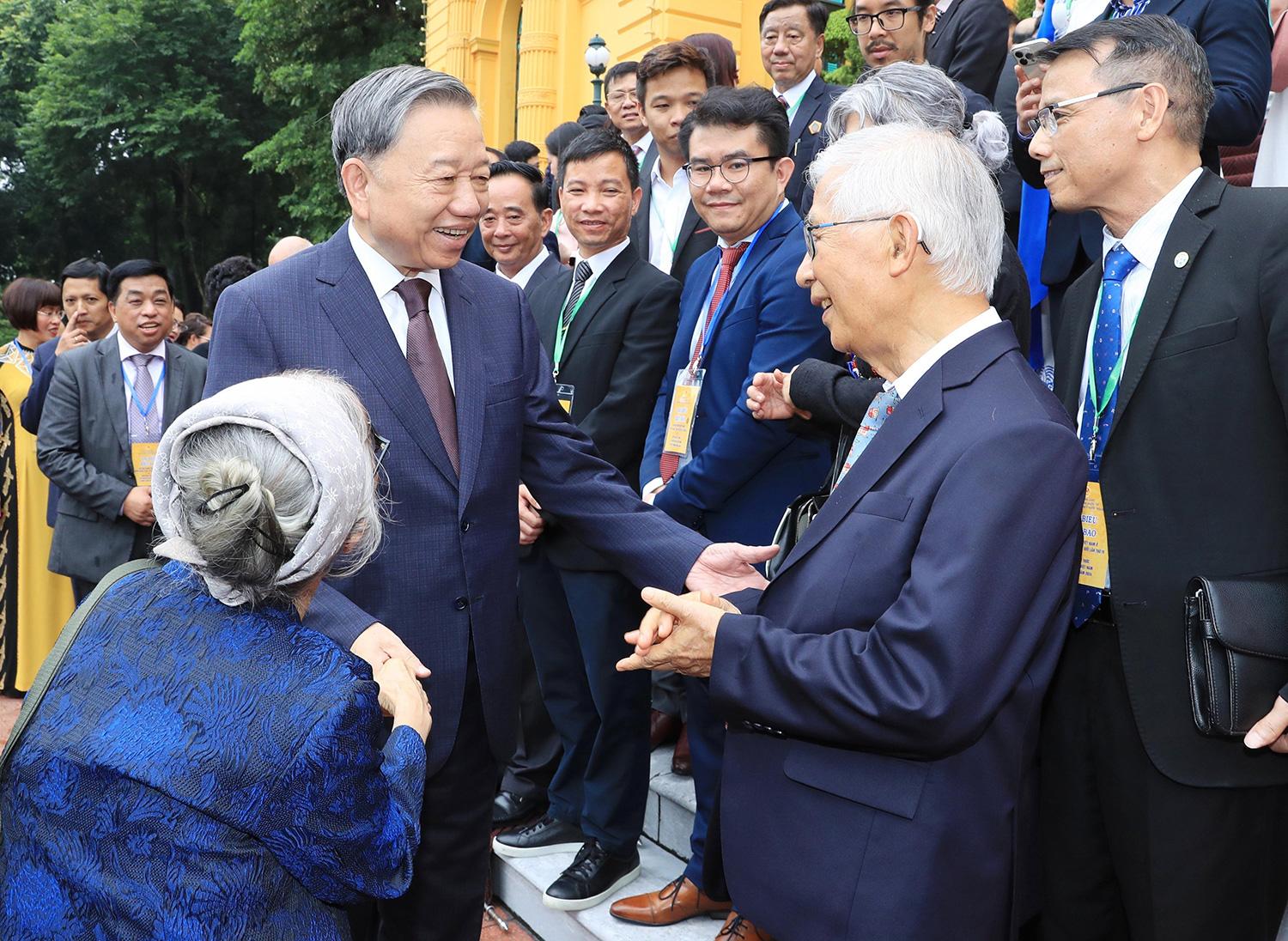 Tổng Bí thư, Chủ tịch nước Tô Lâm với các kiều bào tiêu biểu về dự Hội nghị người Việt Nam ở nước ngoài toàn thế giới lần thứ tư và Diễn đàn Tri thức và Chuyên gia Việt Nam ở nước ngoài, ngày 23-8-2024