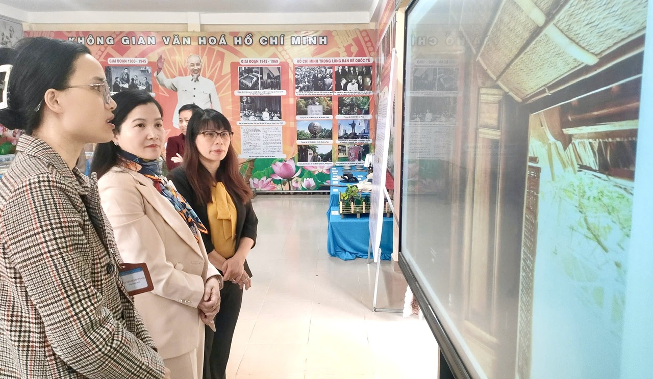 Bí thư Huyện ủy Lạc Dương Trần Thị Chúc Quỳnh tham quan Không gian văn hóa Hồ Chí Minh của Trường THCS&THPT Đạ Sar, cũng