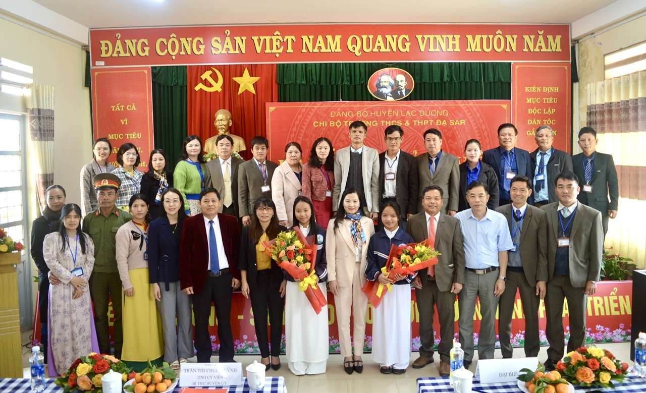 Lãnh đạo huyện Lạc Dương và Chi bộ Trường THCS&THPT d9ạ Sar chúc mừng 2 đảng viên mli71