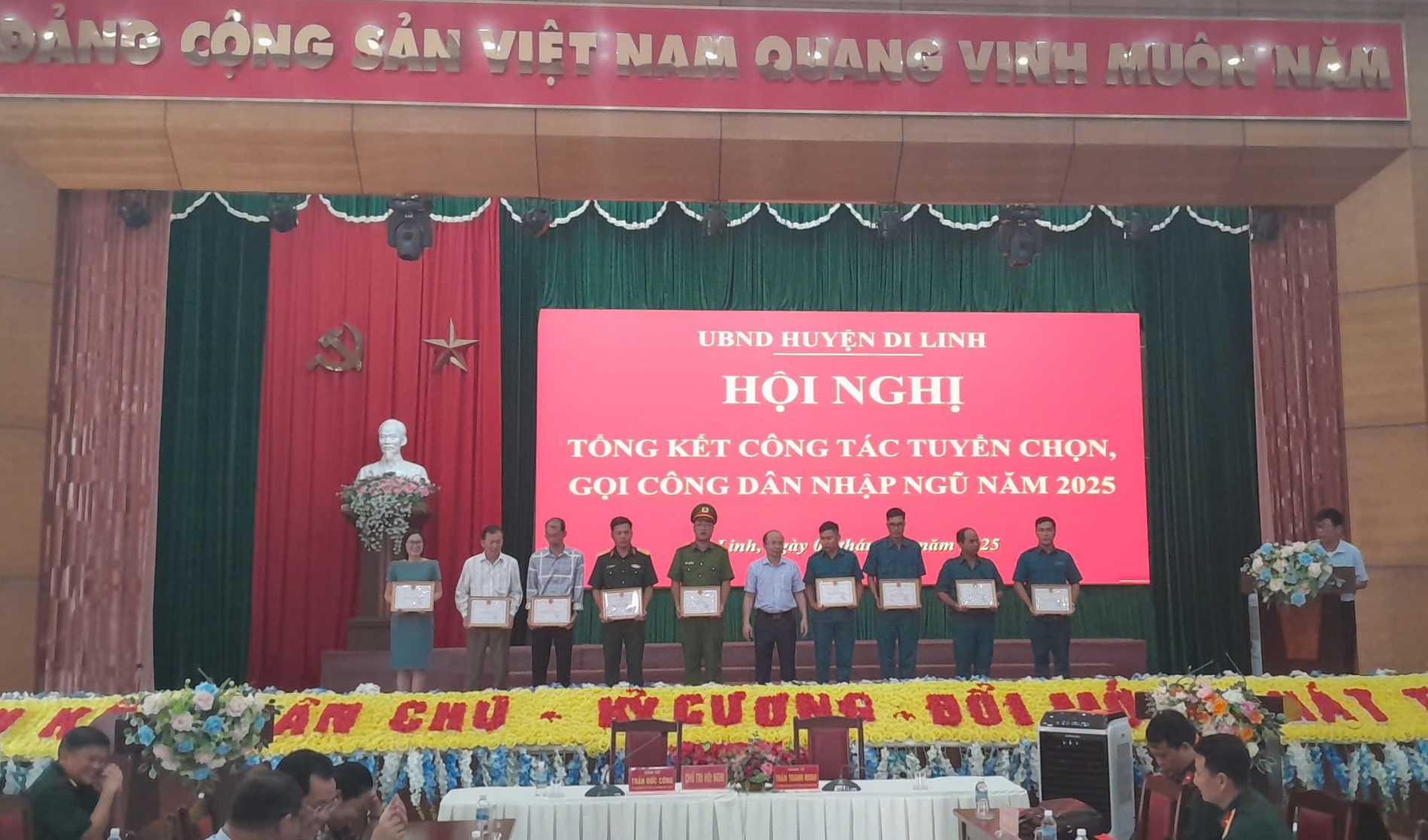 Hội đồng Nghĩa vụ Quân sự huyện Di Linh khen thưởng cho các tập thể, cá nhân đã có thành tích trong công tác tuyển chọn, gọi công dân nhập ngũ năm 2025