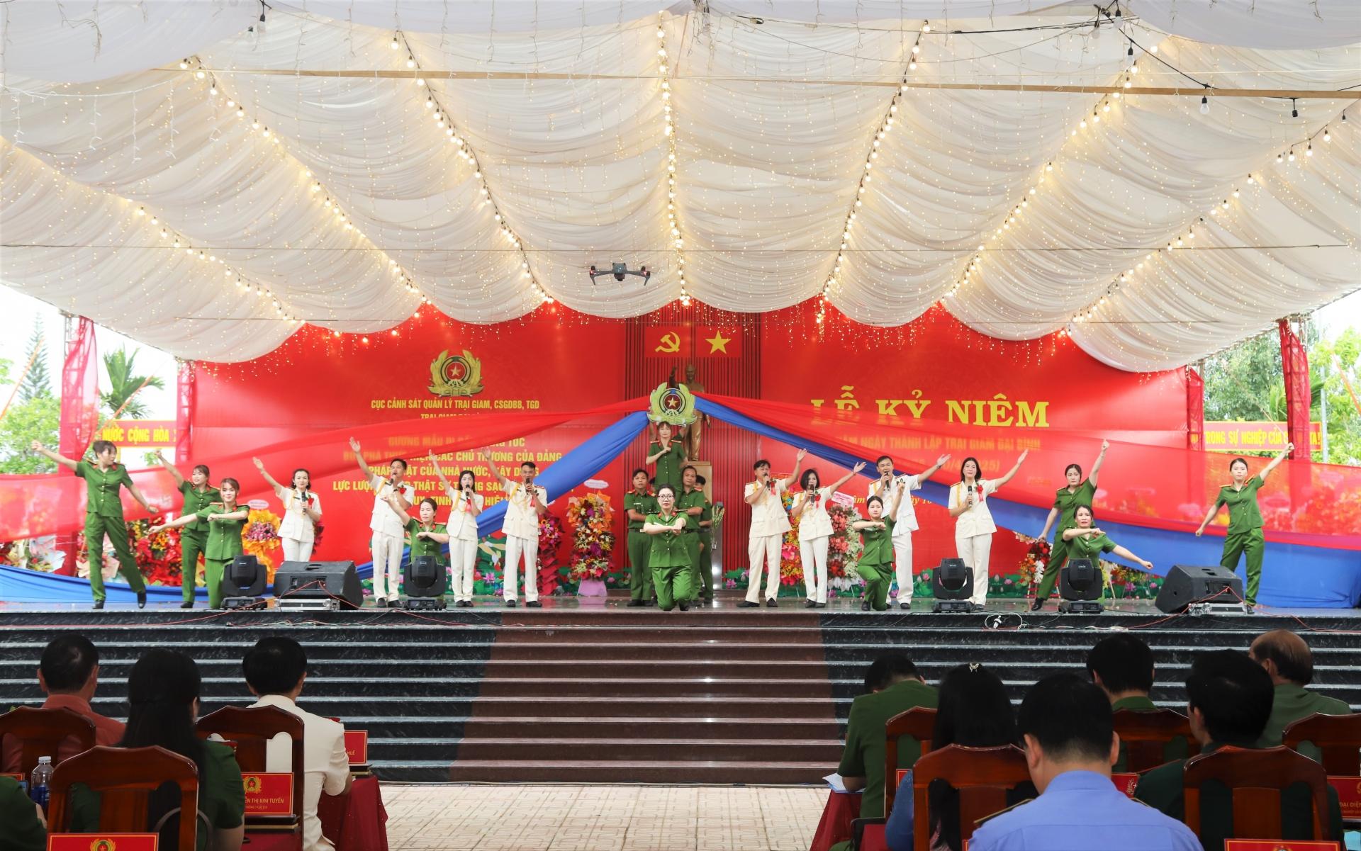 Văn nghệ chào mừng Lễ kỷ niệm
