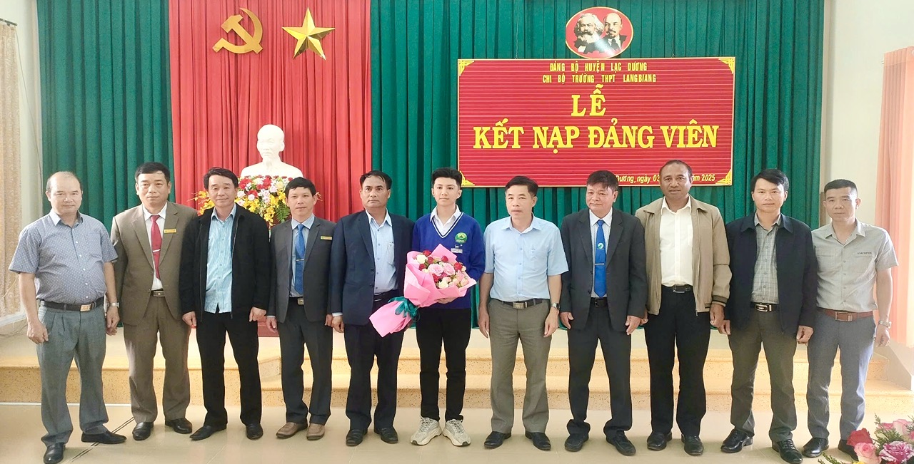 Lãnh đạo huyện Lạc Dương và Chi bộ Trường THPT LangBiang chúc mừng quần chúng ưu tú Đặng Vũ Cao Sơn