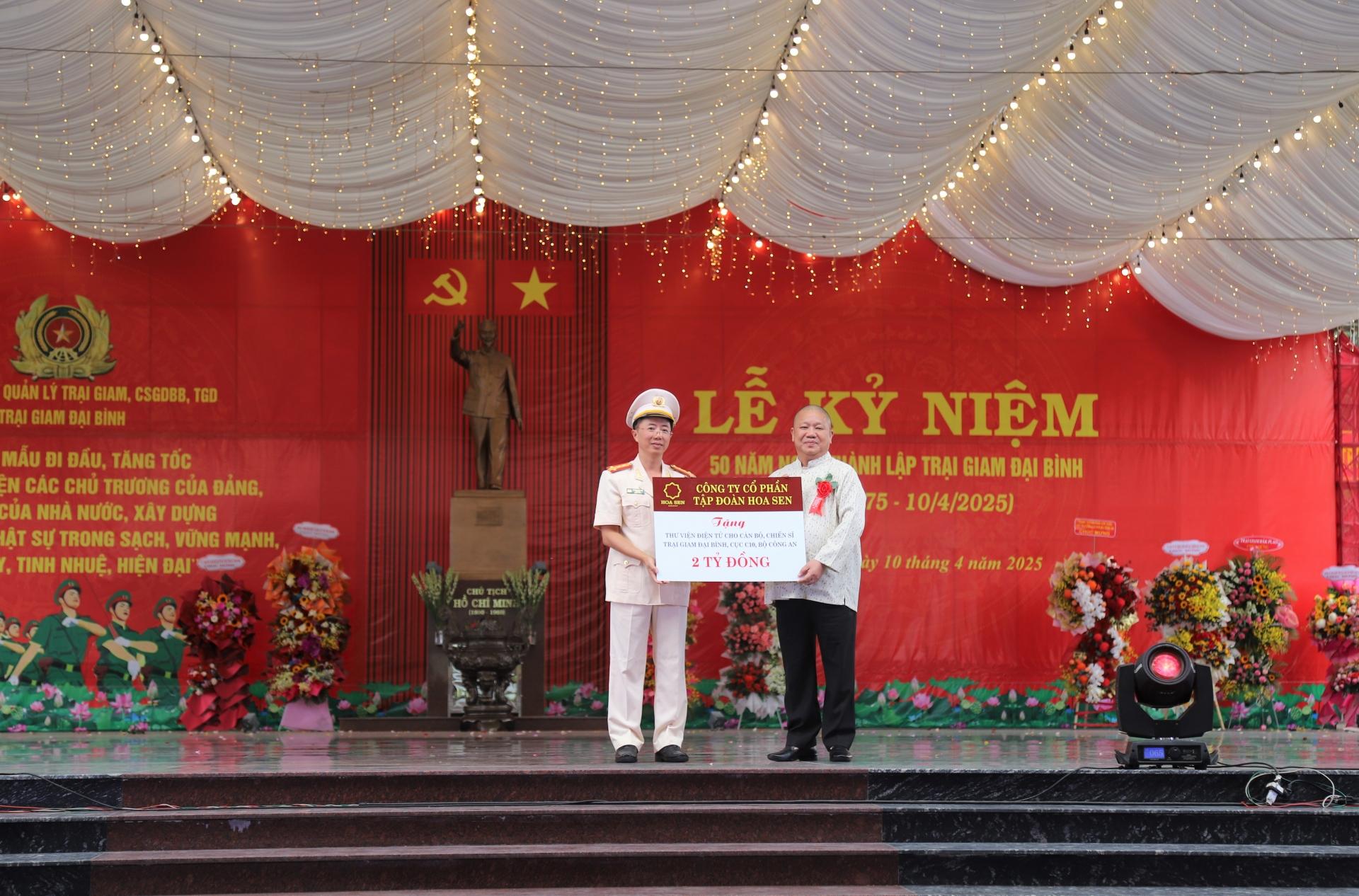  ông Lê Phước Vũ – Chủ tịch Tập đoàn Hoa Sen đã trao tặng Trại giam Đại Bình 2 tỷ đồng để xây dựng Thư viện số.