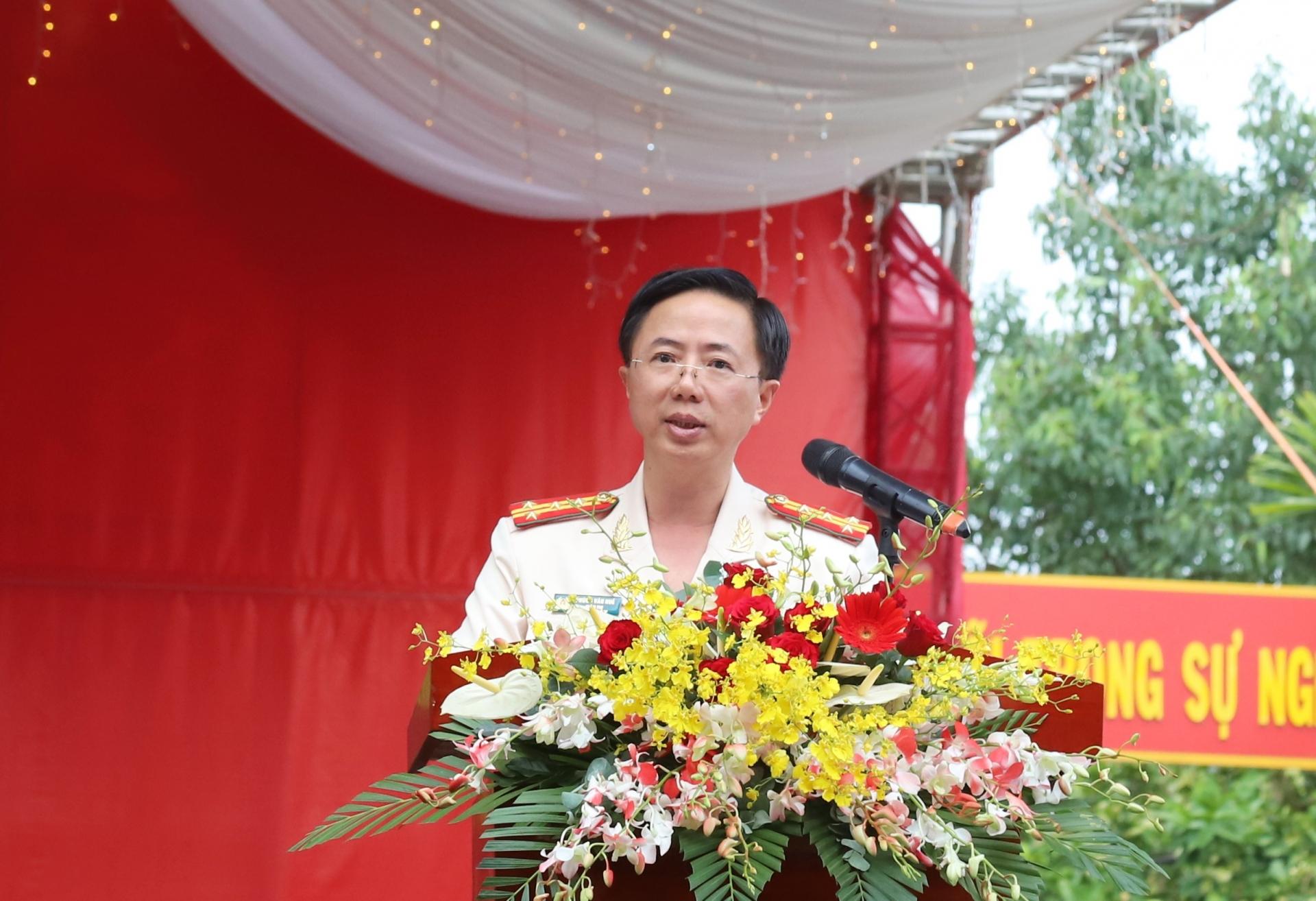 Đại tá Phùng Tấn Huế - Giám thị Trại giam Đại Bình đọc diễn văn tại Lễ kỷ niệm