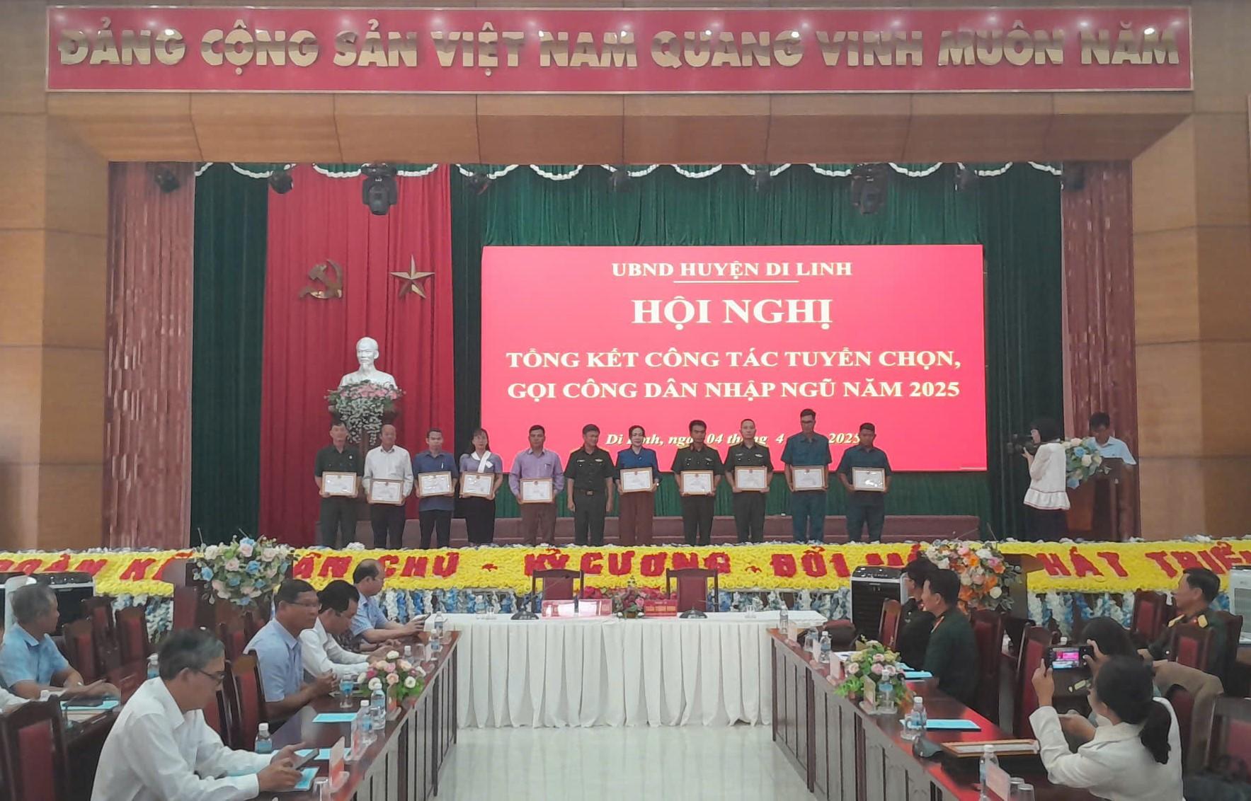 Hội đồng Nghĩa vụ Quân sự huyện Di Linh khen thưởng cho các tập thể, cá nhân đã có thành tích trong công tác tuyển chọn, gọi công dân nhập ngũ năm 2025