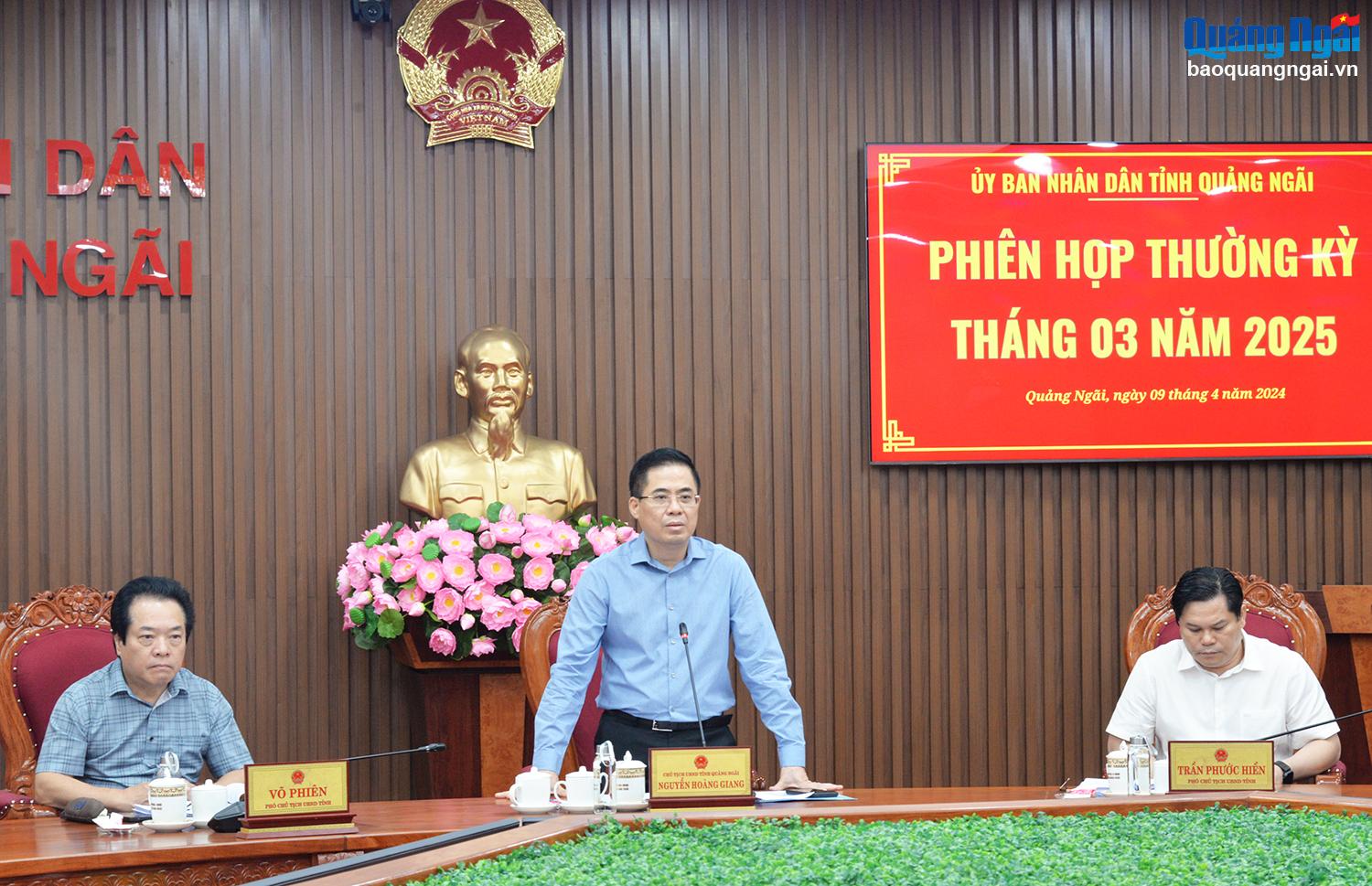 Các đồng chí lãnh đạo UBND tỉnh chủ trì phiên họp.