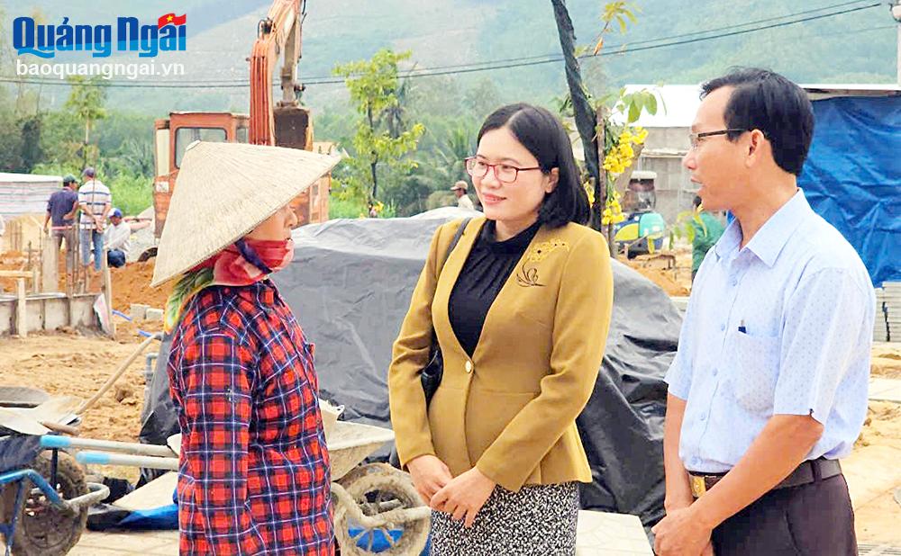 Bí thư Đảng ủy phường Phổ Hòa (TX.Đức Phổ) Trà Thị Lệ thường xuyên gặp gỡ, tìm hiểu cuộc sống của người dân địa phương.  Ảnh: PV
