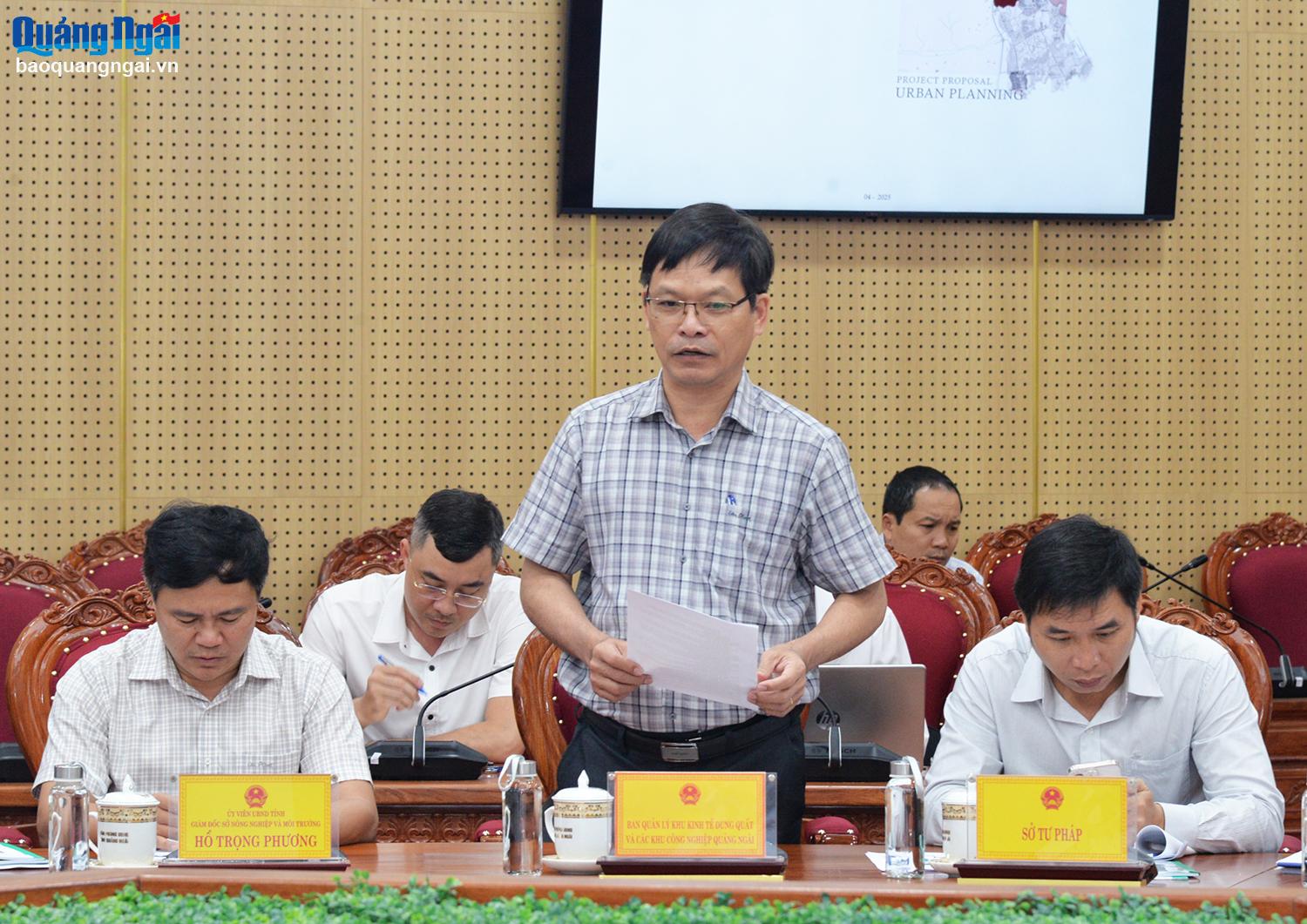 Trưởng Ban Quản lý KKT Dung Quất và các KCN tỉnh Trần Văn Mẫn phát biểu tại cuộc họp.