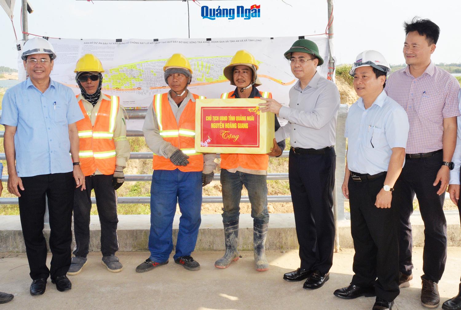 Đồng chí Nguyễn Hoàng Giang tặng quà động viên công nhân tham gia xây dựng dự án Đầu tư xây dựng kè chống sạt lở kết hợp tạo quỹ đất bờ bắc sông Trà Khúc, đoạn qua xã Tịnh An và Tịnh Long (TP.Quảng Ngãi) .