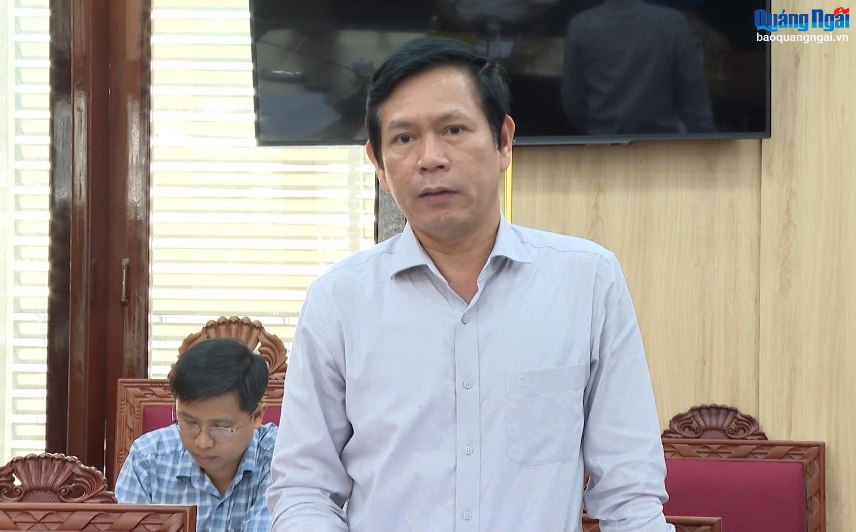 Phó Giám đốc Sở Xây dựng Nguyễn Hữu Hồng nêu biện pháp quản lý giá gạch, giá cát xây dựng tại cuộc họp.