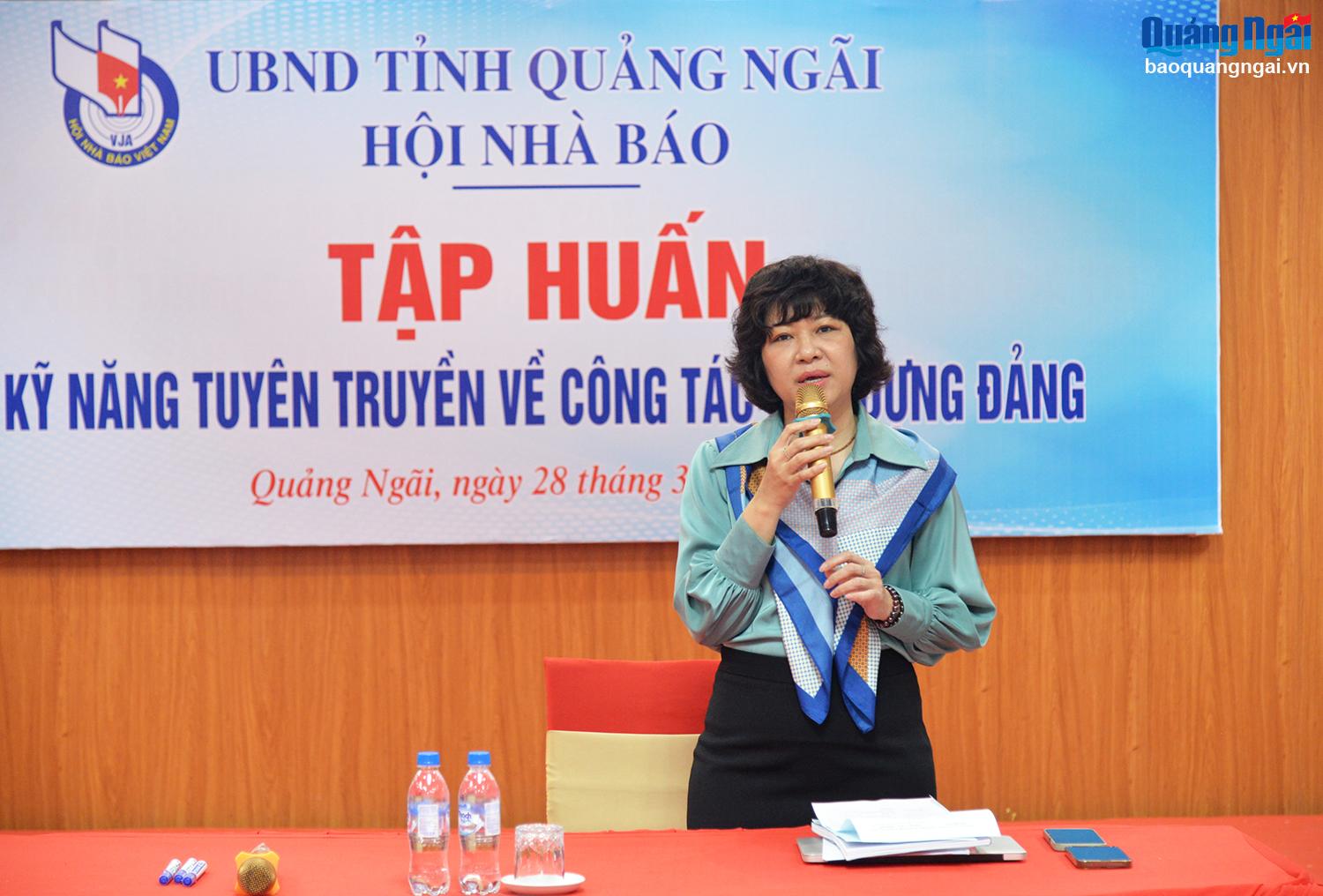 Vụ trưởng, Trưởng ban Xây dựng Đảng (Báo Nhân Dân) Phan Phương Quyên trực tiếp truyền đạt, hướng dẫn cho các học viên.