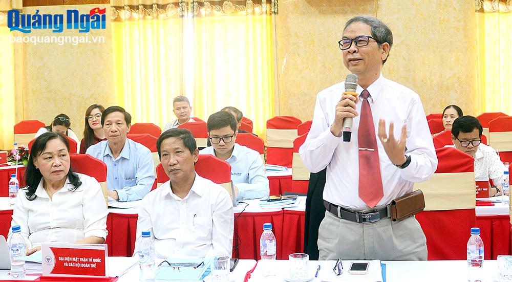 Nhà giáo ưu tú, Tiến sĩ Bùi Phụ Anh - nguyên Hiệu trưởng Trường Đại học Tài chính - Kế toán, đóng góp ý kiến vào dự thảo Báo cáo chính trị tại hội thảo. 