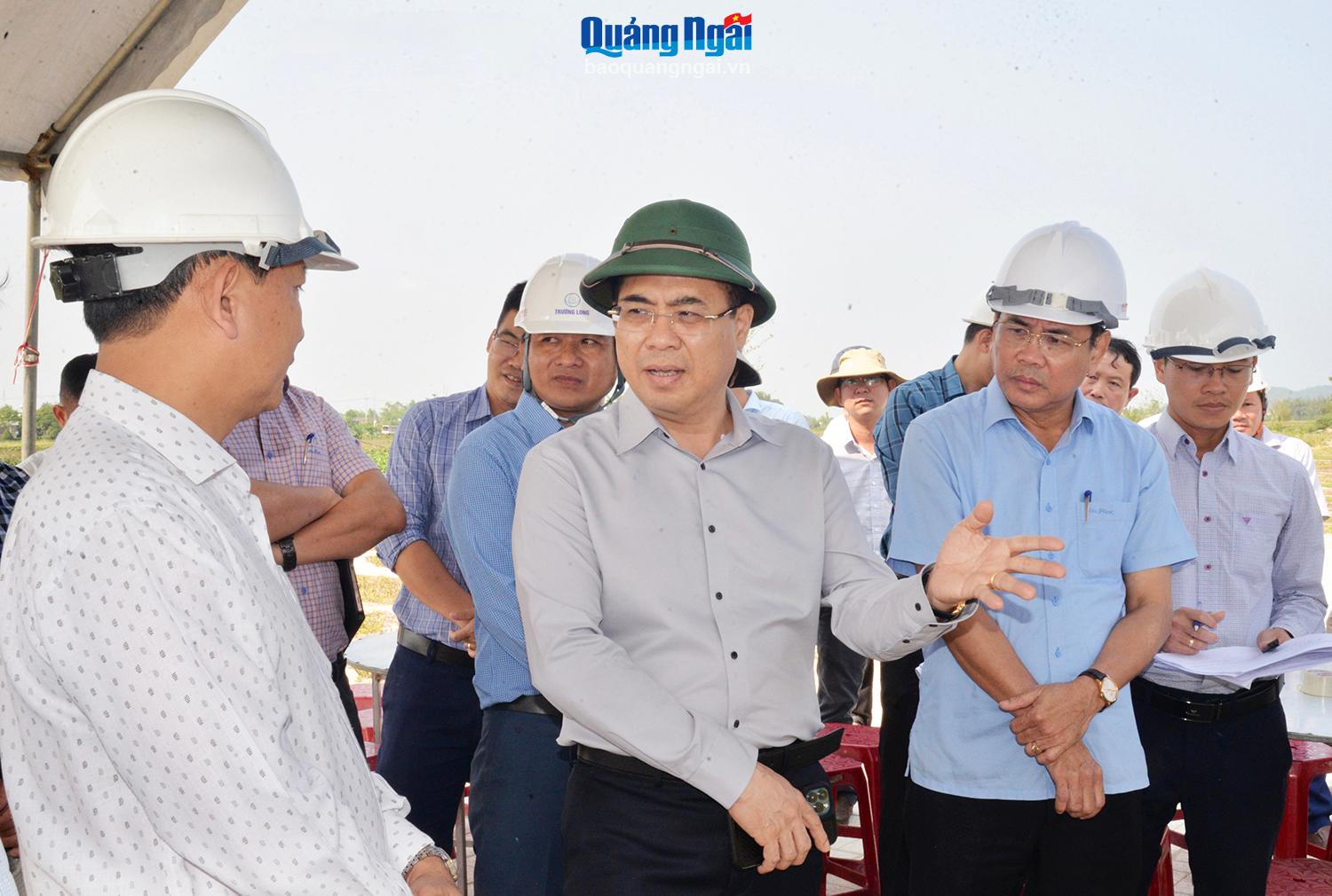 Phó Bí thư Tỉnh ủy, Chủ tịch UBND tỉnh yêu cầu đẩy nhanh tiến độ thực hiện dự án Đầu tư xây dựng kè chống sạt lở kết hợp tạo quỹ đất bờ bắc sông Trà Khúc, đoạn qua xã Tịnh An và Tịnh Long (TP.Quảng Ngãi).