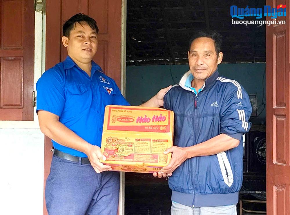 Phó Bí thư Đoàn xã Trà Tân (Trà Bồng) Trương Văn Lâm trao quà cho một hộ   gia  đình có hoàn cảnh khó khăn ở địa phương.                                                                                                        Ảnh: T.ÂN