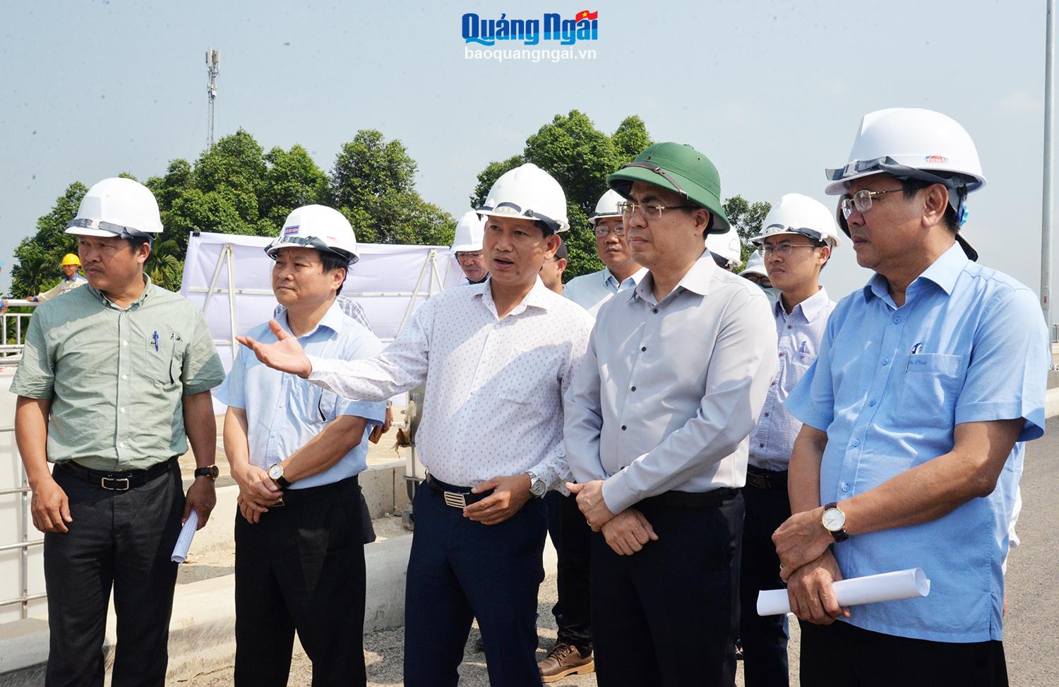 Phó Bí thư Tỉnh ủy, Chủ tịch UBND tỉnh Nguyễn Hoàng Giang nghe báo cáo về tình hình triển khai dự án cầu Trà Khúc 3.