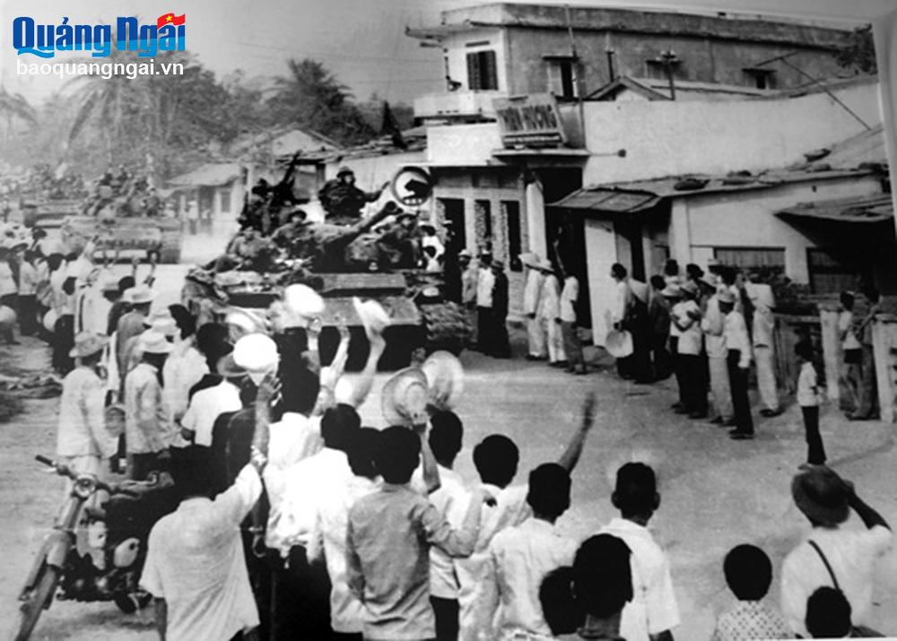 Xe tăng của Quân giải phóng tiến vào giải phóng thị xã Quảng Ngãi  ngày 24/3/1975.   Ảnh: TL  