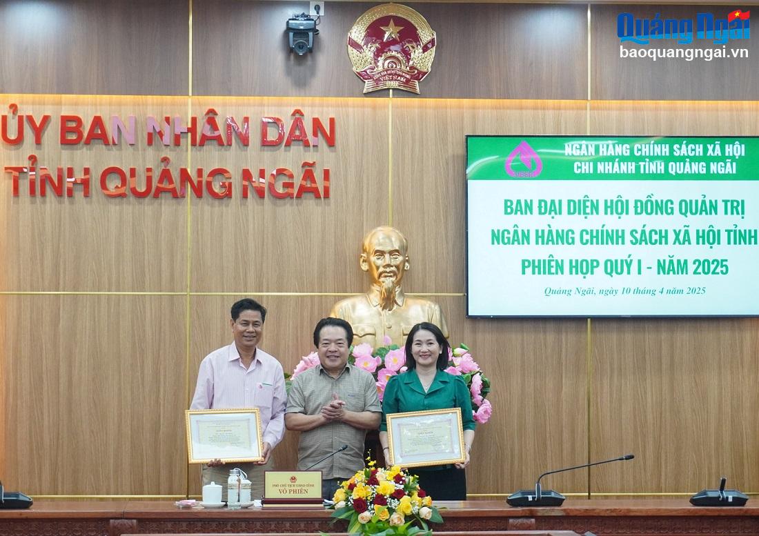 Phó Chủ tịch UBND tỉnh Võ Phiên trao Giấy khen của Chủ tịch Hội đồng quản trị Ngân hàng CSXH Việt Nam cho các cá nhân có thành tích tiêu biểu trong kết quả hoạt động của Ngân hàng CSXH giai đoạn 2020 – 2025. 