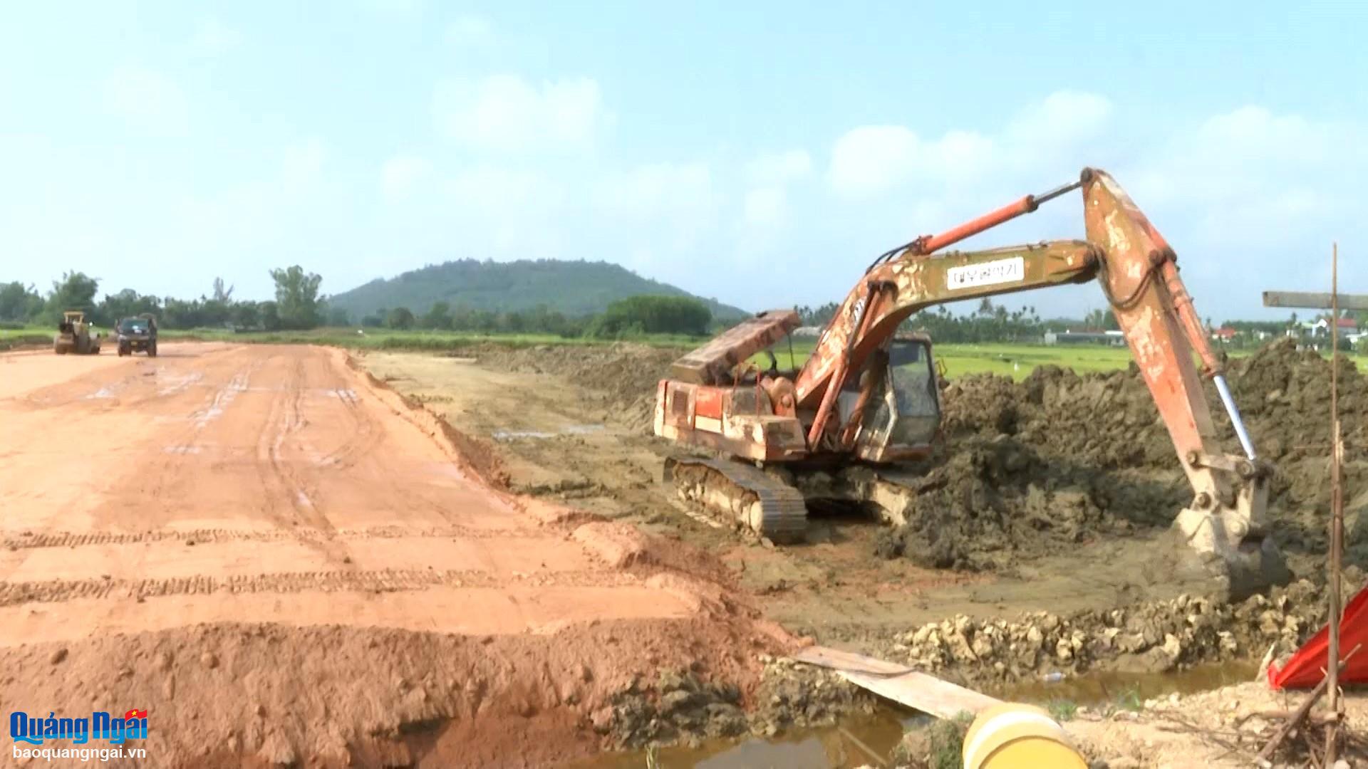 Các đơn vị thi công Dự án đường Hoàng Sa - Dốc Sỏi, đoạn qua TP.Quảng Ngãi.