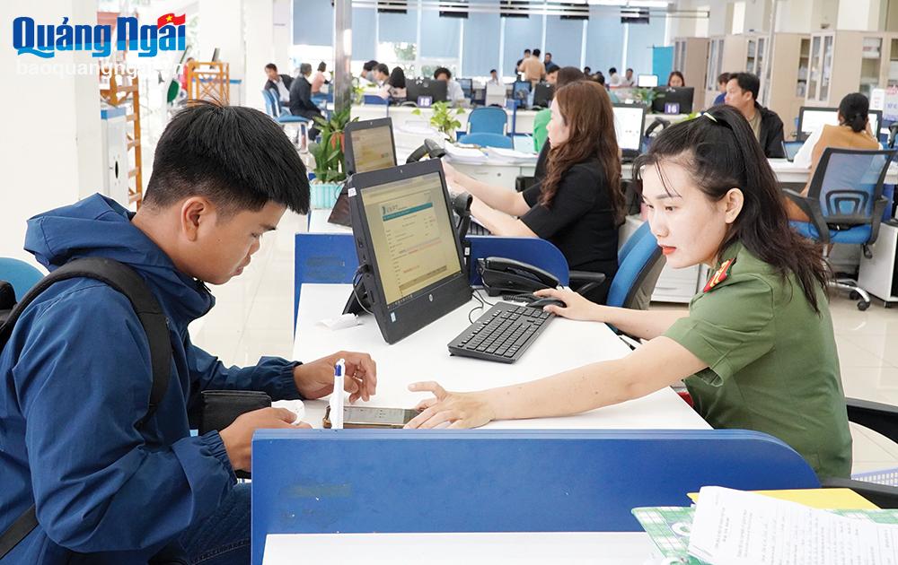 Cán bộ Phòng Hồ sơ nghiệp vụ, Công an tỉnh hướng dẫn người dân nộp hồ sơ cấp phiếu lý lịch tư pháp qua ứng dụng VNeID trên điện thoại.                                                                                                                                                                                             Ảnh: BÁ SƠN  