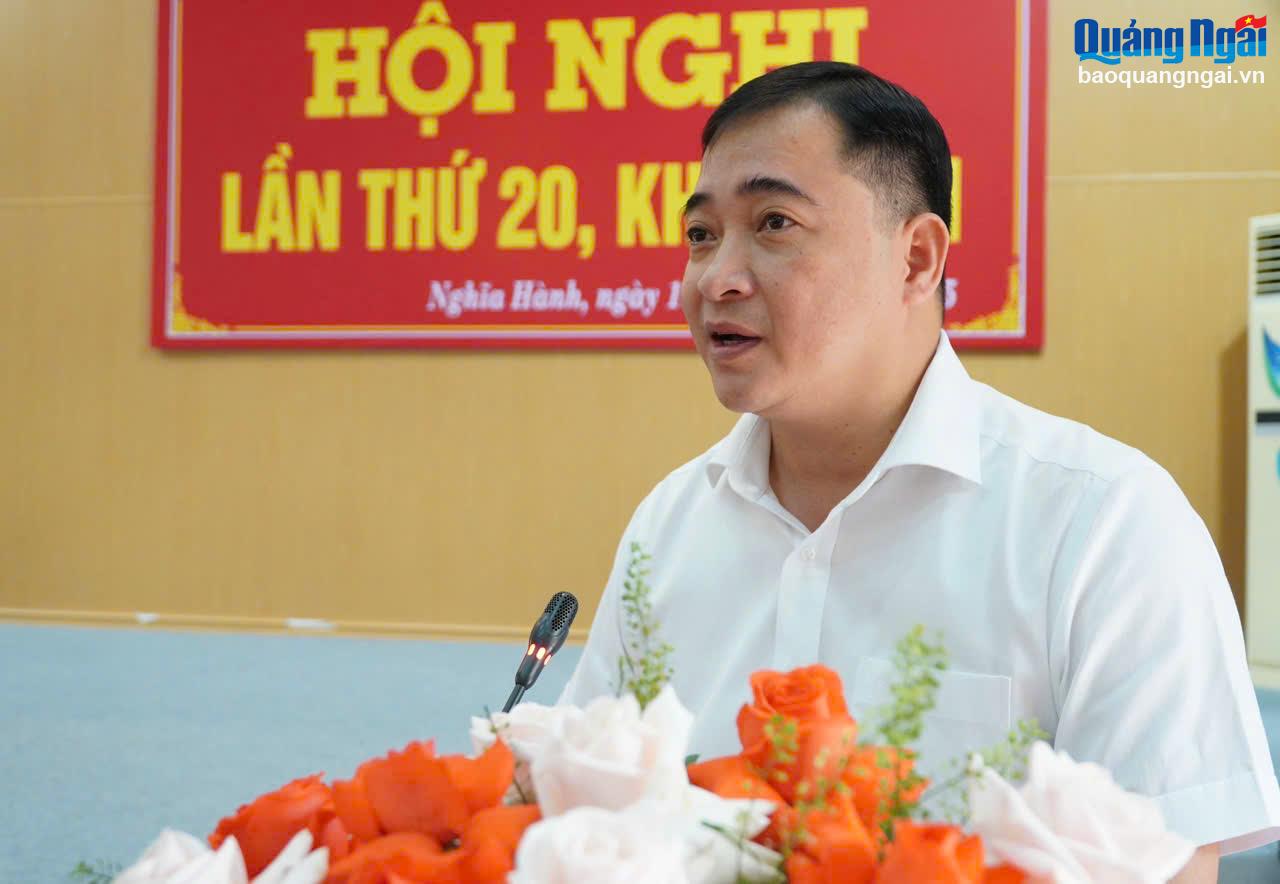 Bí thư Huyện ủy Trần Đình Cảm phát biểu khai mạc hội nghị. 