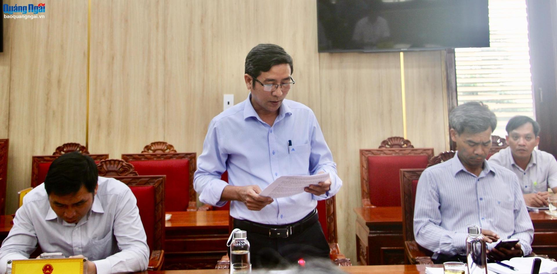 Đại diện Công ty TNHH Một thành viên Khai thác công trình thủy lợi Quảng Ngãi báo cáo tình hình thực hiện thủ tục nạo vét lòng hồ công trình đầu mối thủy lợi Thạch Nham.