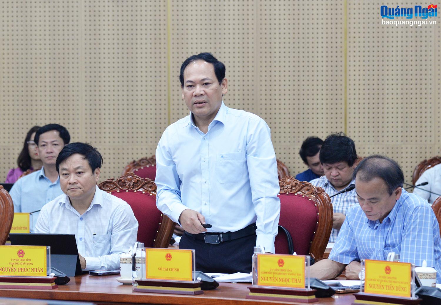 Lãnh đạo Sở Tài chính báo cáo tại phiên họp.