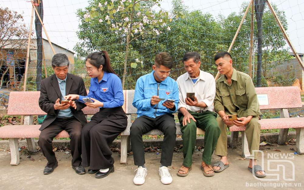 Đoàn viên thanh niên xã Đồng Liên (TP. Thái Nguyên) hướng dẫn người dân cài đặt phần mềm sổ tay đảng viên điện tử và chữ ký số công cộng.