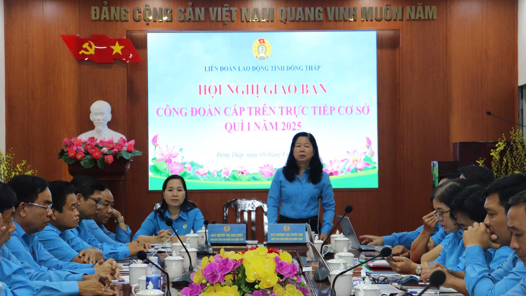 Chủ tịch LĐLĐ tỉnh Đồng Tháp Huỳnh Thị Tuyết Vui phát biểu. Ảnh: Lưu Hùng