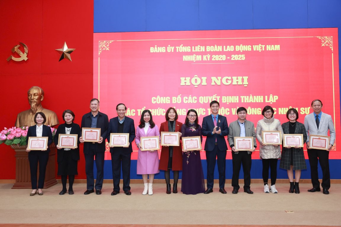 Các tập thể, cá nhân nhận giấy khen tại hội nghị. Ảnh: Hải Nguyễn 