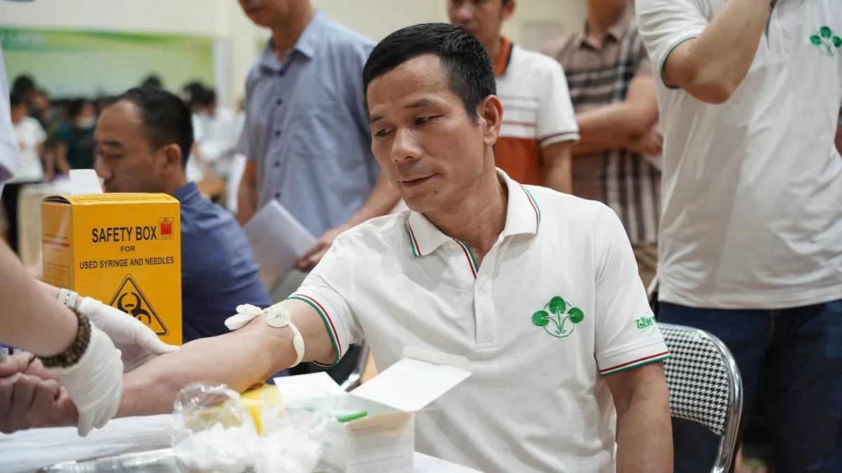 Người lao động Công ty CP Supe Phốt phát và Hóa chất Lâm Thao được khám sức khỏe miễn phí. Ảnh: CĐCTVN
