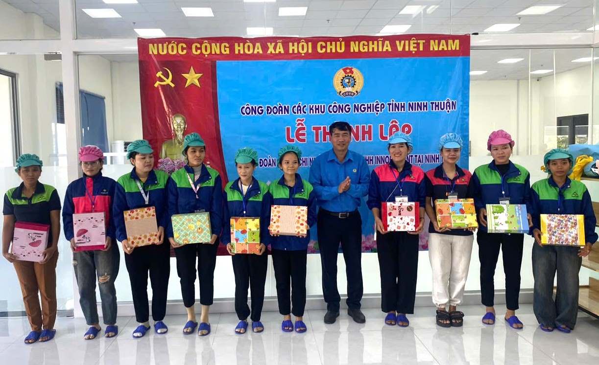 Diepj này, LĐLĐ tỉnh Ninh Thuận trao hỗ trợ 30 đoàn viên có hoàn cảnh khó khăn nhân dịp Tháng Công nhân năm 2025. Ảnh: Xuân Hạnh