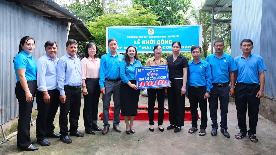 Lãnh đạo LĐLĐ TP Cần Thơ thăm hỏi công nhân đang làm việc trên địa bàn. Chương trình Mái ấm Công đoàn giúp nhiều đoàn viên có mái ấm khang trang.Ảnh: Mỹ Ly