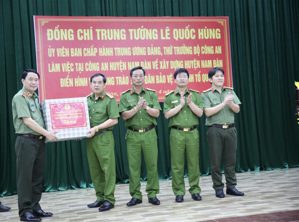 Thứ trưởng Lê Quốc Hùng trao quà tặng Công an huyện Nam Đàn.