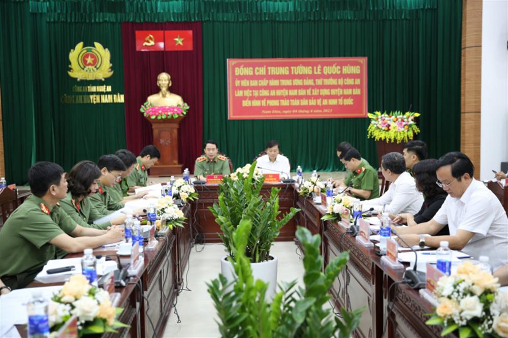 Toàn cảnh buổi làm việc.