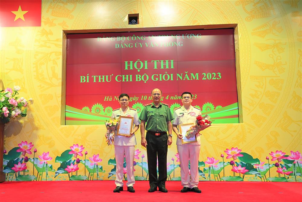 Thiếu tướng Cao Đăng Hưng, Phó Chánh Văn phòng Bộ Công an trao giải phần thi thuyết trình hay nhất tặng Đại tá Nguyễn Đức Huy, Bí thư Chi bộ Phòng Tham mưu Cảnh sát; trao giải trả lời ấn tượng nhất tặng Thượng tá Mai Văn Quân, Bí thư Chi bộ Phòng Tham mưu Xây dựng lực lượng và Hậu cần, kỹ thuật.
