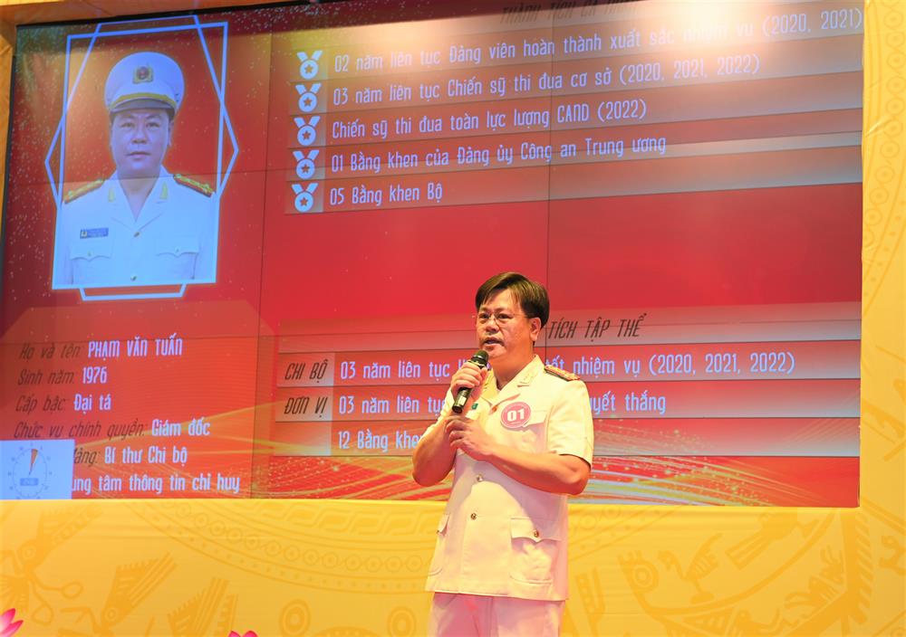 Các thí sinh tham gia dự thi thực hiện 03 phần thi gồm: Tự giới thiệu, Vấn đáp và Thuyết trình.