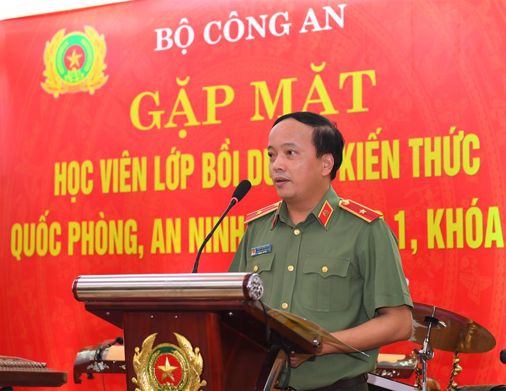 Thiếu tướng Đặng Hồng Đức, Chánh Văn phòng Bộ Công an giới thiệu đại biểu và chương trình buổi gặp mặt.