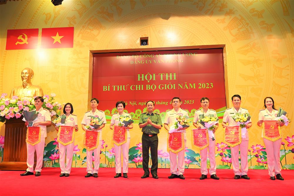 Trước khi bước vào các phần thi, Thiếu tướng Đặng Hồng Đức đã trao Cờ lưu niệm tặng 08 thí sinh là Bí thư Chi bộ thuộc các đơn vị: Trung tâm Thông tin chỉ huy, Cổng Thông tin điện tử, Phòng Tham mưu Tổng hợp, Phòng Tham mưu An ninh, Phòng Tham mưu Cảnh sát, Phòng Tham mưu Xây dựng lực lượng và Hậu cần, kỹ thuật, Phòng Công tác Văn phòng Đảng ủy Công an Trung ương, Phòng Văn thư.