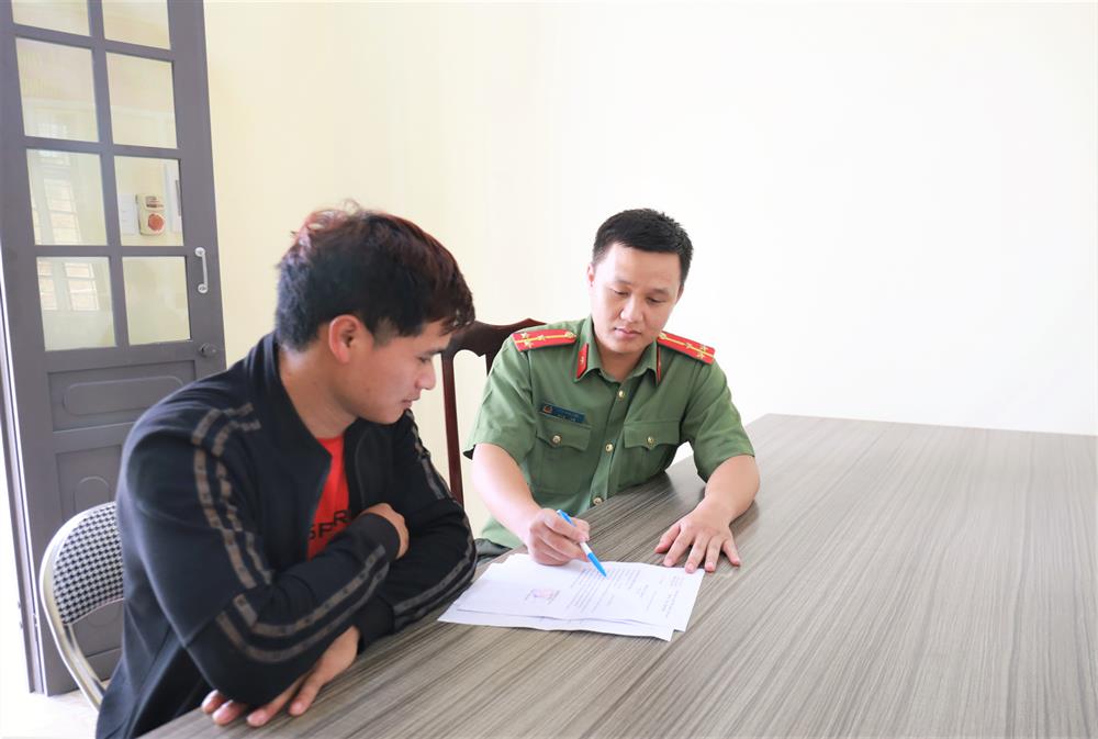 Thượng úy Đàm Văn Tiến hướng dẫn người dân về thủ tục hành chính.