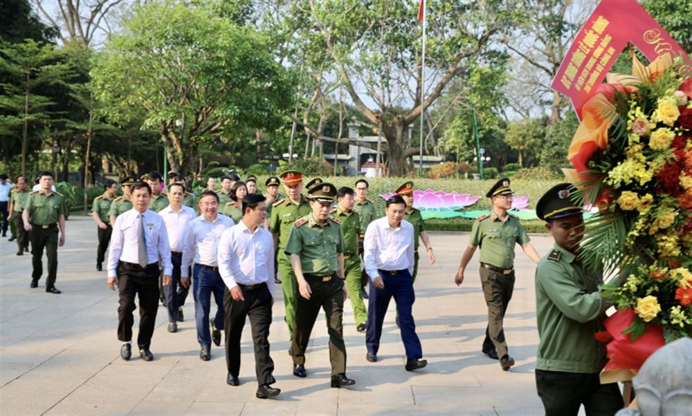 Thứ trưởng Lê Quốc Hùng cùng Đoàn công tác dâng hương, dâng hoa tại Khu Di tích lịch sử Quốc gia đặc biệt Kim Liên.