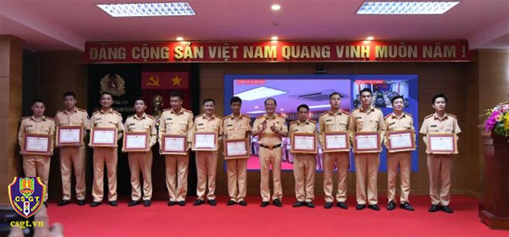 Thiếu tướng Lê Xuân Đức trao Giấy khen của Cục CSGT tặng cán bộ, chiến sĩ làm nhiệm vụ thời gian gia. 
