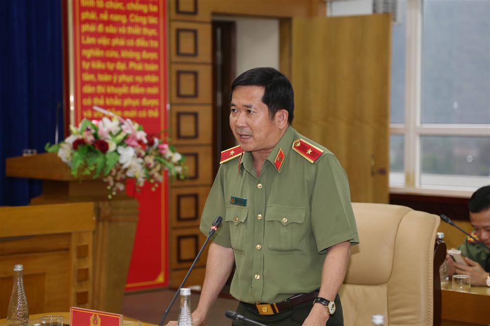 Thiếu tướng Đinh Văn Nơi, Giám đốc Công an tỉnh phát biểu tại buổi làm việc.