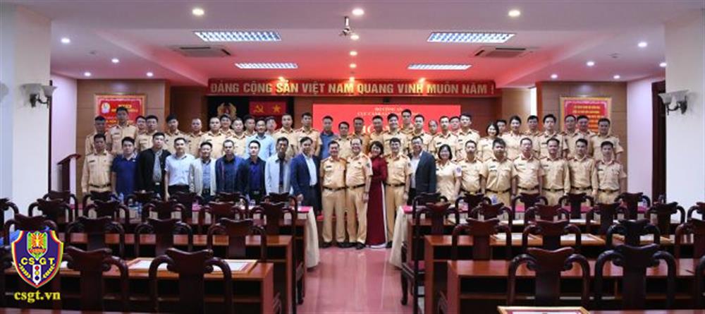 Các đại biểu cùng cán bộ, chiến sĩ CSGT tăng cường cho hoạt động kiểm định phương tiện.