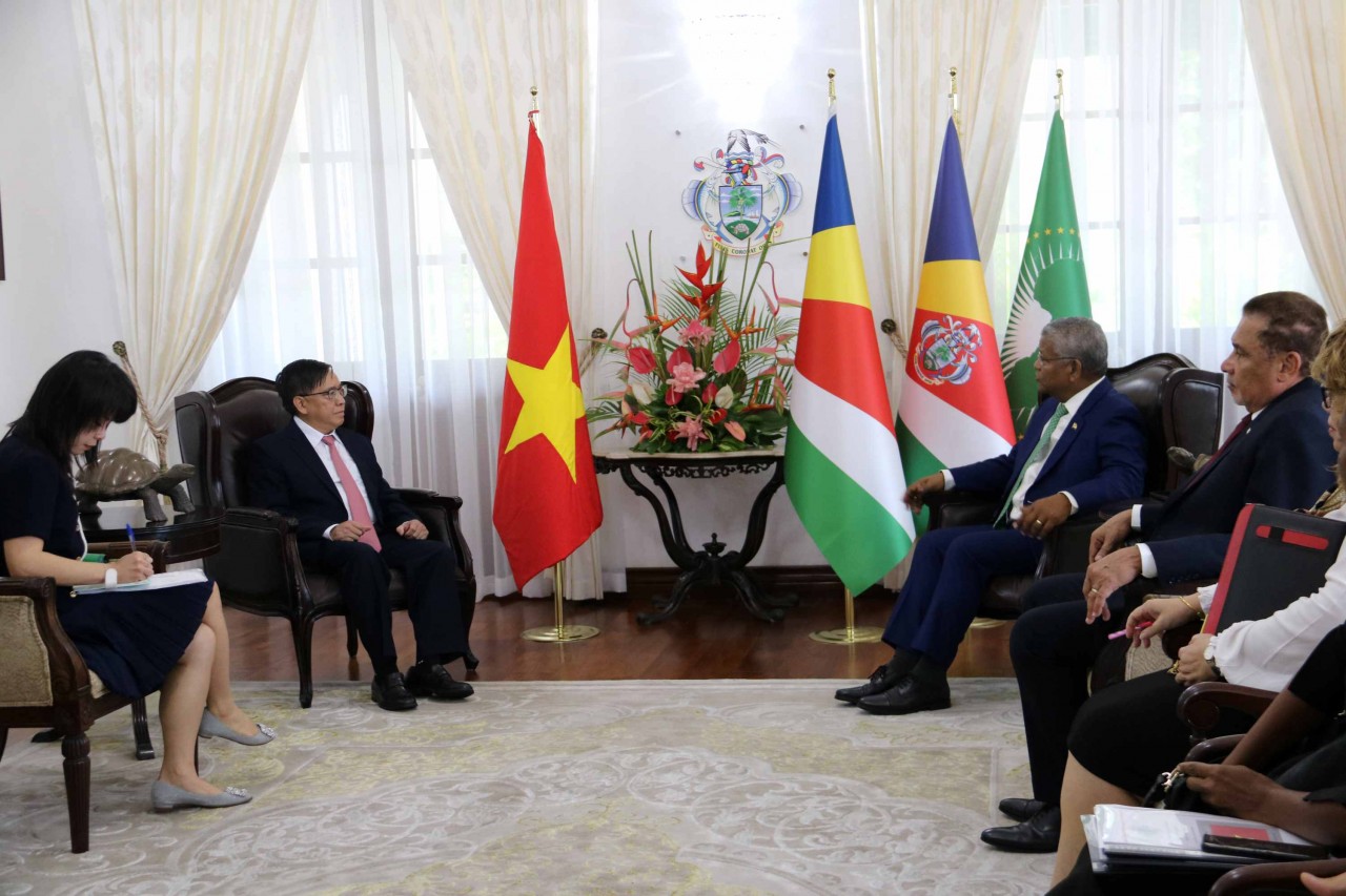 Đại sứ Phạm Hoàng Kim trình Thư ủy nhiệm lên Tổng thống Cộng hòa Seychelles Đại sứ Phạm Hoàng Kim trình Thư ủy nhiệm lên Tổng thống Cộng hòa Seychelles