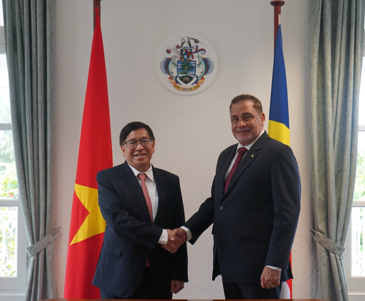 Đại sứ Việt Nam Phạm Hoàng Kim trình Thư ủy nhiệm lên Tổng thống Cộng hòa Seychelles Đại sứ Việt Nam Phạm Hoàng Kim trình Thư ủy nhiệm lên Tổng thống Cộng hòa Seychelles